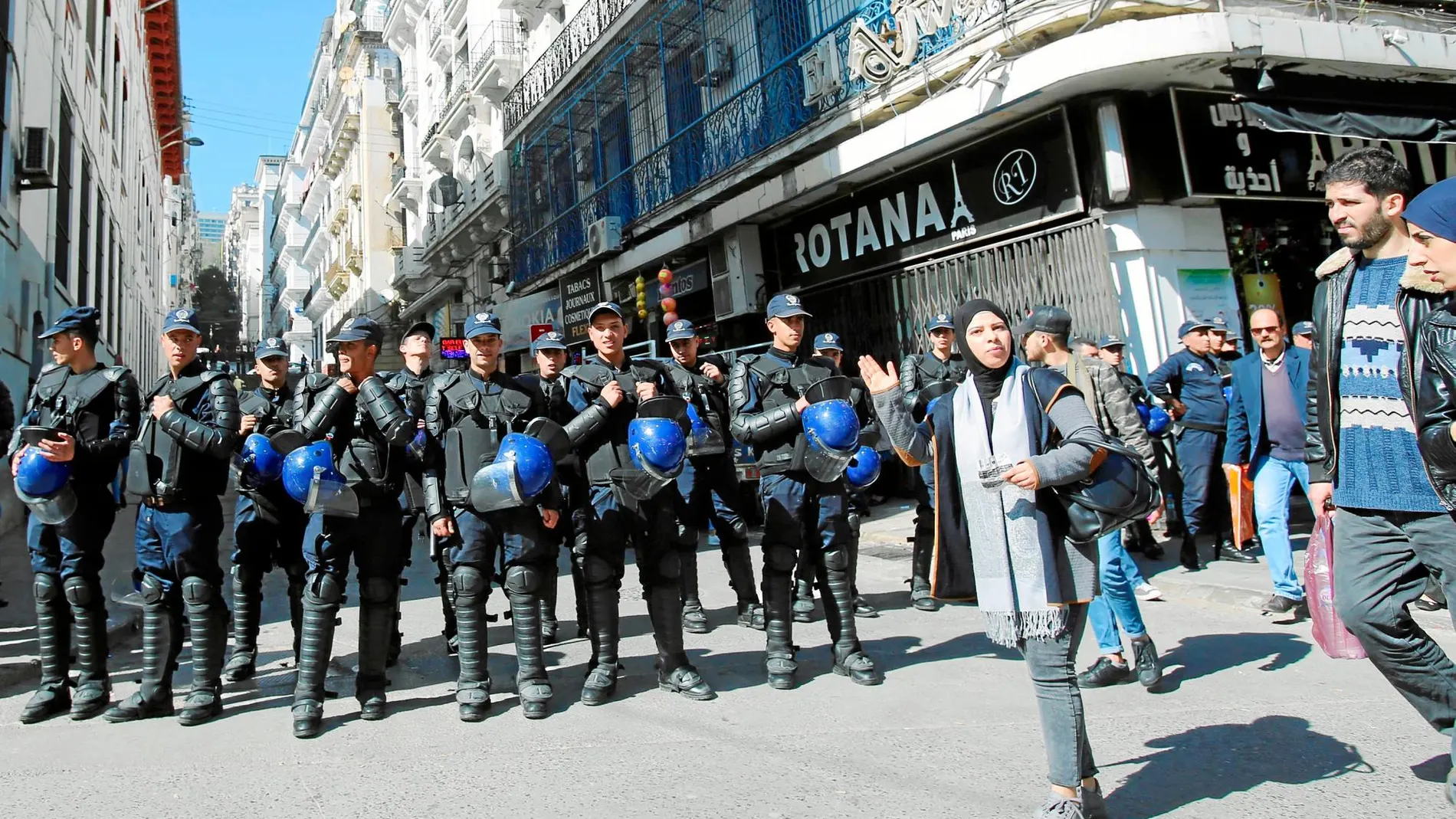 Los universitarios salieron ayer a las calles a protestar pese a una fuerte presencia policial en la capital, Argel