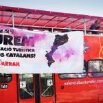 La Razón. Miembros de Arran, organización juvenil afín a la CUP, lanzaron el lunes un bote de humo contra un autobús turístico en el centro de la ciudad de Valencia para protestar por el «turismo masivo»