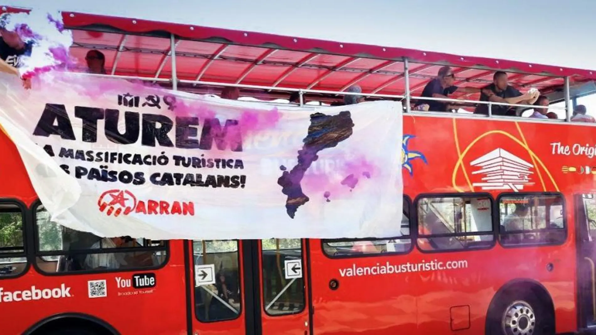 La Razón. Miembros de Arran, organización juvenil afín a la CUP, lanzaron el lunes un bote de humo contra un autobús turístico en el centro de la ciudad de Valencia para protestar por el «turismo masivo»