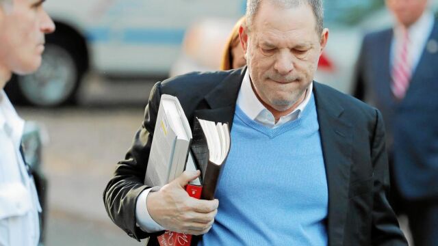 Harvey Weinstein, a su llegada a la comisaría de Manhattan / Efe