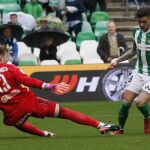 Sanabria regatea al portero céltico en la acción del segundo gol del Betis