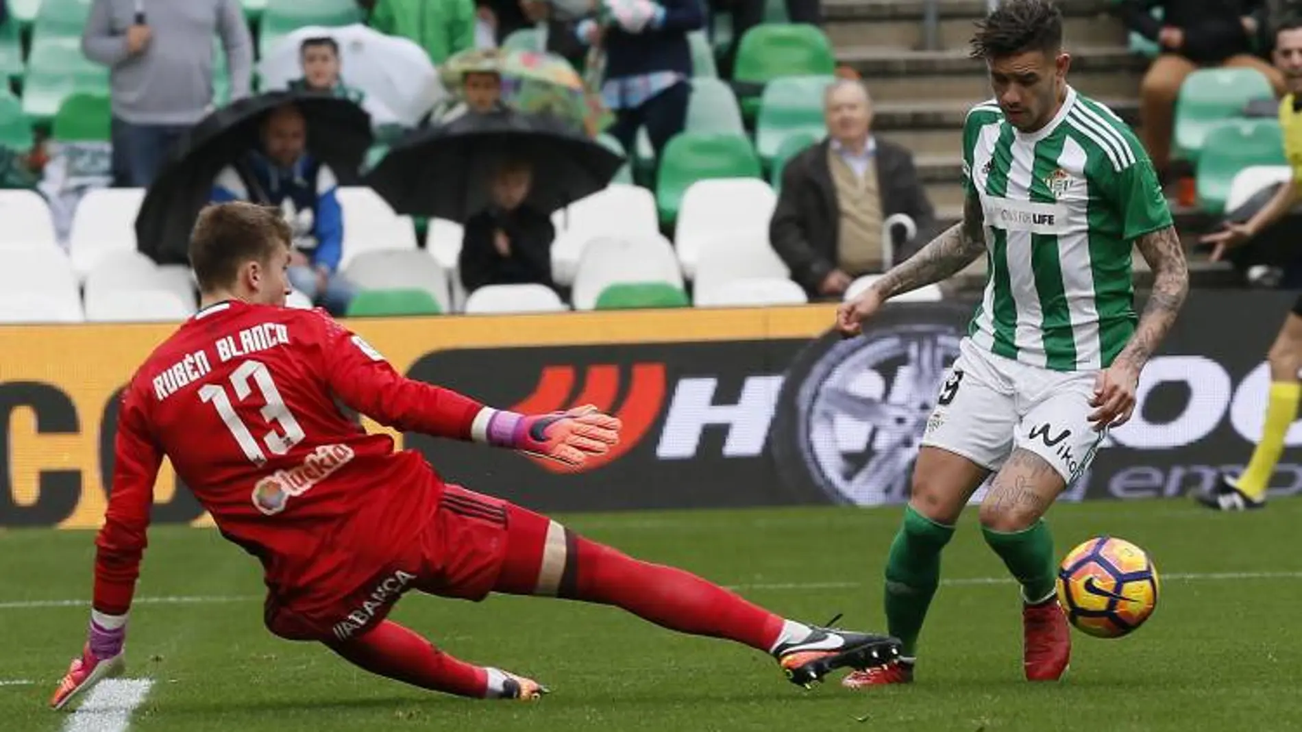 Sanabria regatea al portero céltico en la acción del segundo gol del Betis