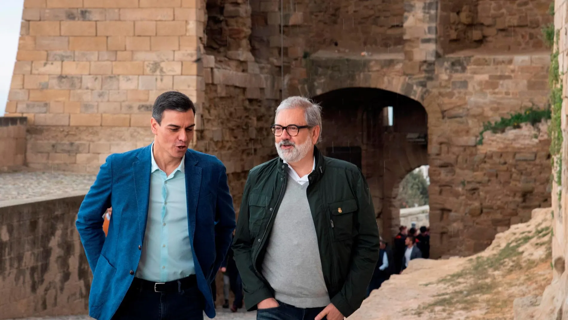 El presidente del Gobierno y candidato socialista a la reelección, Pedro Sánchez, acompañado del alcalde de Lérida, Fèlix Larrossa (d), hoy