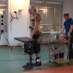 Una de las pruebas realizadas con el exoesqueleto