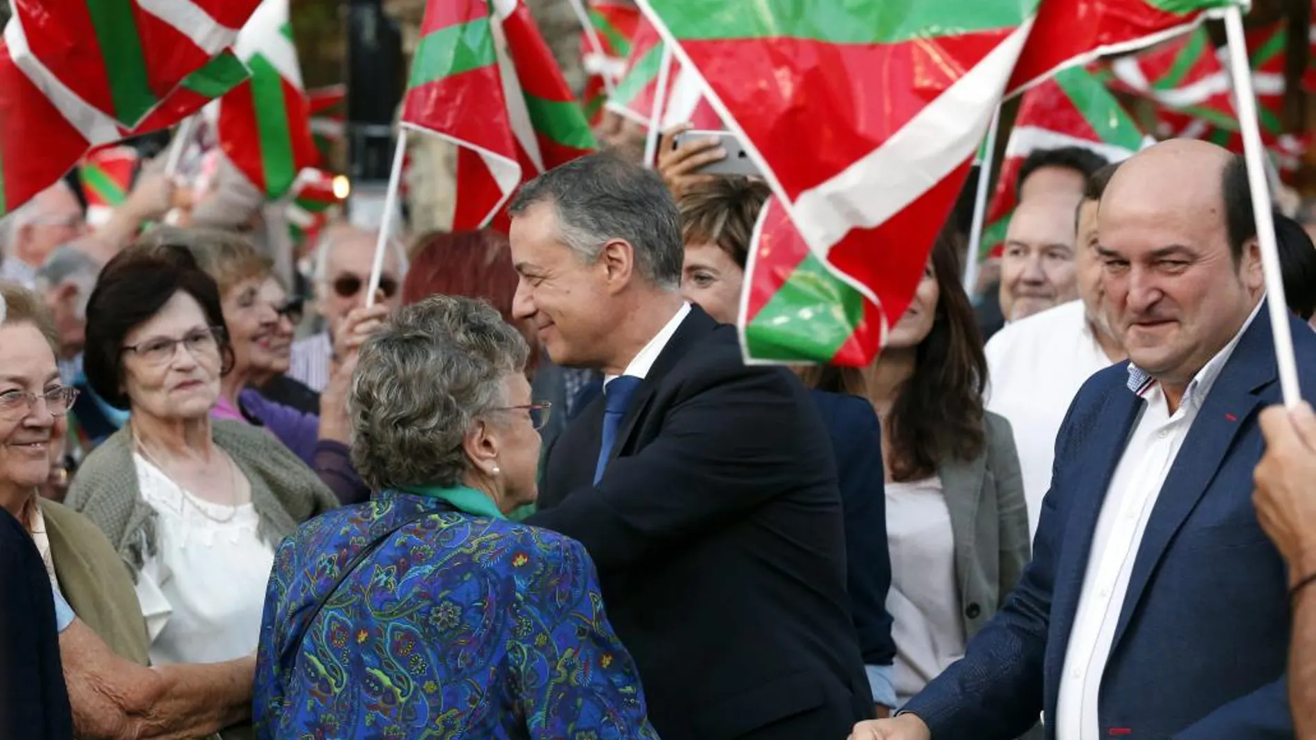 El lehendakari y candidato a la reelección por el PNV, Iñigo Urkullu, junto al presidente del partido, Andoni Ortuza, en el acto de cierre de la campaña electoral, en El Arenal de Bilbao