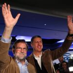 El presidente del PP y jefe del Ejecutivo español, Mariano Rajoy, junto al candidato del PPC, Xavier Albiol, en Cataluña /Reuters
