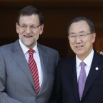 Mariano Rajoy con el secretario general de la ONU, Ban Ki-moon, en La Moncloa