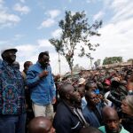 El líder de la oposición de Kenia, Raila Odinga, le habla a sus seguidores hoy en Kibera slum, Nairobi, Kenia