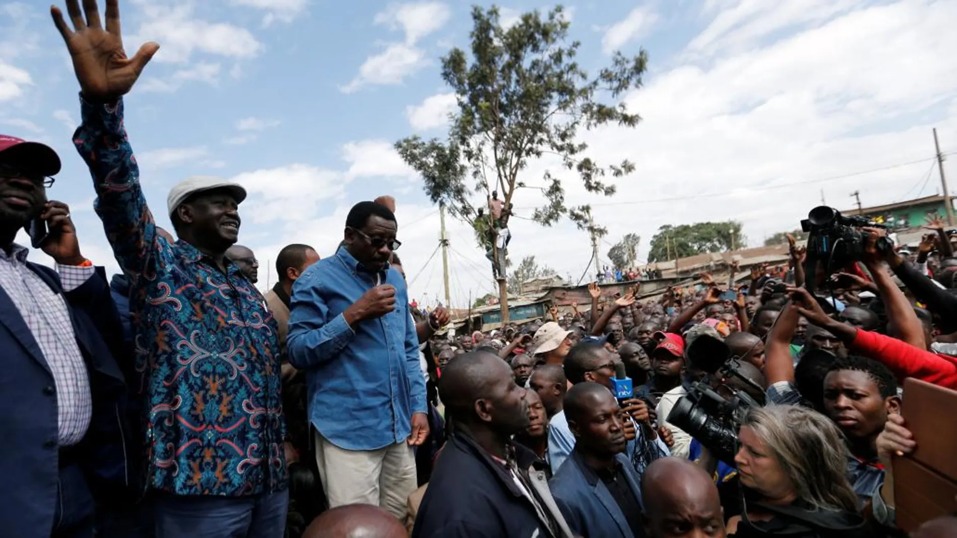 El líder de la oposición de Kenia, Raila Odinga, le habla a sus seguidores hoy en Kibera slum, Nairobi, Kenia