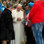 El Papa junto a algunos de los sin techo a los que ha recibido