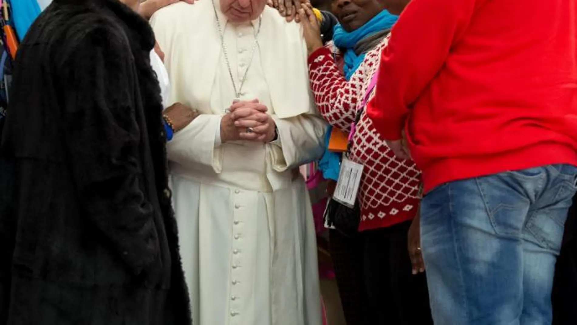 El Papa junto a algunos de los sin techo a los que ha recibido
