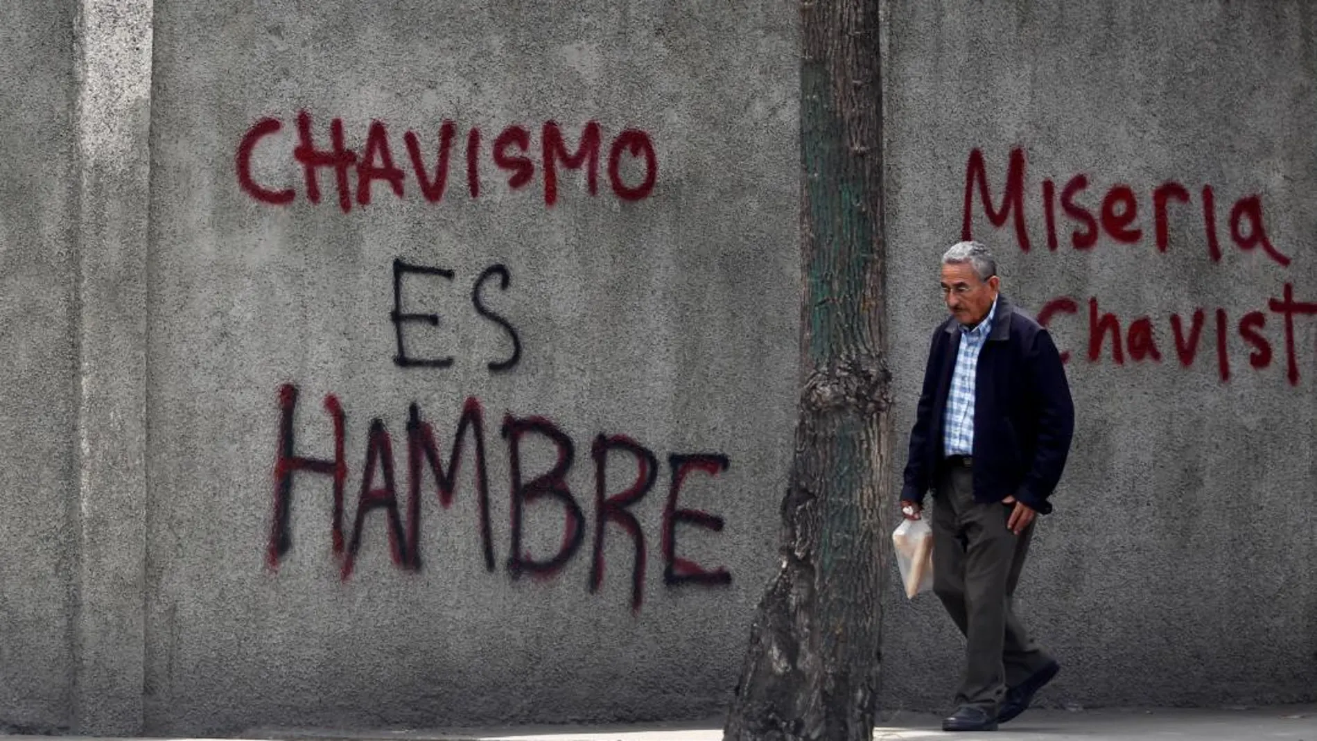 En la imagen, un grafiti de Caracas que reza: «Chavismo es hambre» | Fuente: Reuters