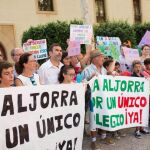 El alcalde de Cartagena, José López (centro), en una protesta frente al palacio de San Esteban