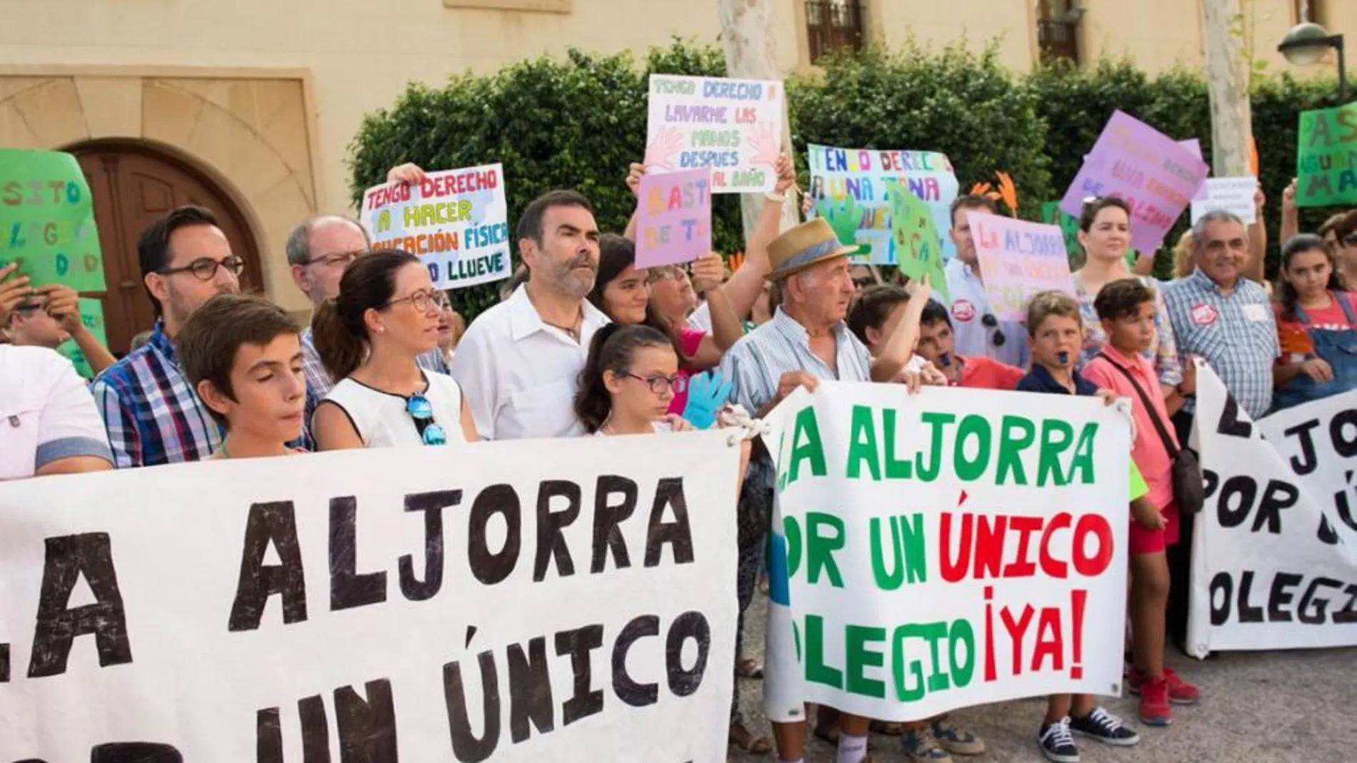 El alcalde de Cartagena, José López (centro), en una protesta frente al palacio de San Esteban