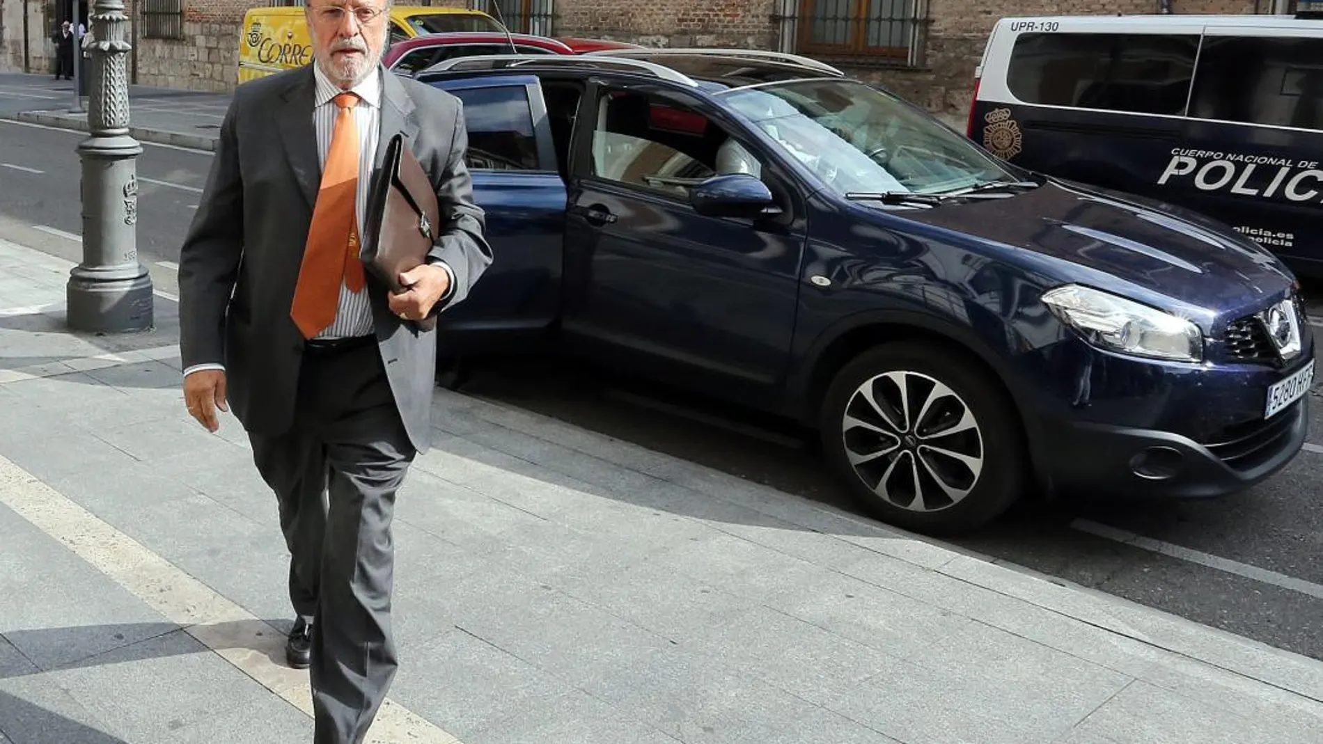 León de la Riva llega a los juzgados de Valladolid