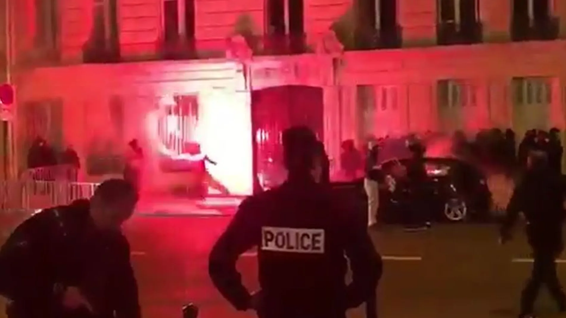 Los ultras del PSG frente al hotel del Real Madrid