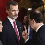 Felipe VI y Doña Letizia conservan con Mariano Rajoy y su mujer, Elvira Fernandez, hoy en la recepción el Palacio Real tras el desfile de la Fiesta Nacional.