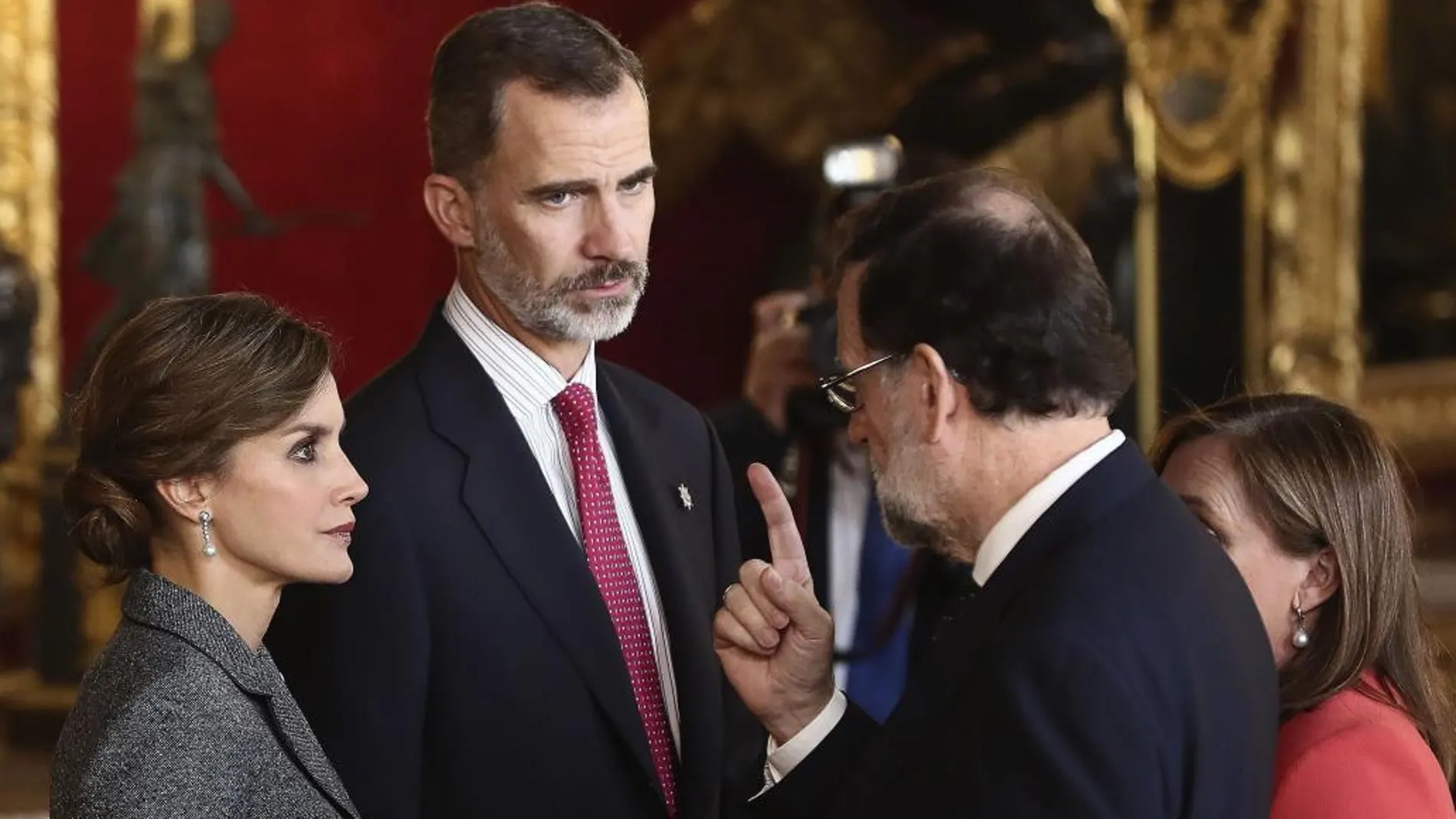 Felipe VI y Doña Letizia conservan con Mariano Rajoy y su mujer, Elvira Fernandez, hoy en la recepción el Palacio Real tras el desfile de la Fiesta Nacional.