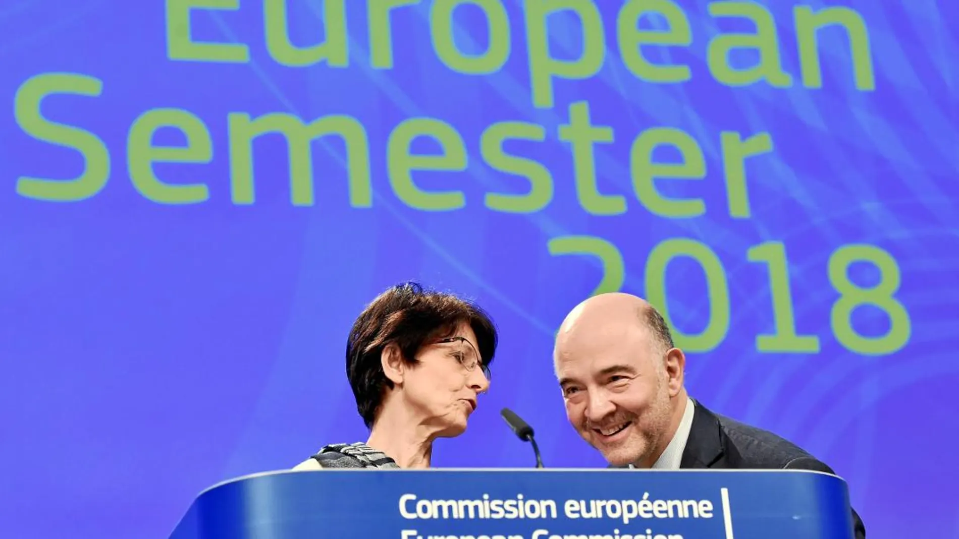 Los comisarios europeos Marianne Thyssen y Pierre Moscovici, ayer, durante una comparecencia ante la prensa