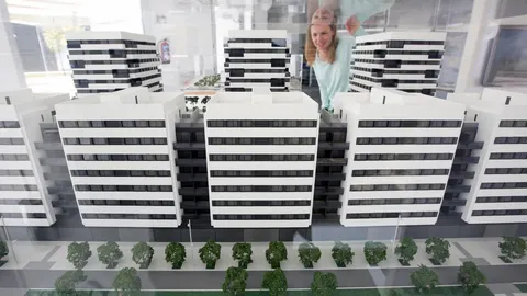 Maqueta de un bloque de viviendas en un salón inmobiliario en Madrid. (Foto: JESUS G. FERIA)