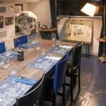 Además de la carta, el restaurante ofrece al comensal un menú de mediodía el cual consta de cuatro o cinco entrantes y el plato del día