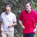 Mariano Rajoy ha sido fiel a su estío en Pontevedra y a su actividad vacacional ineludible, las caminatas por la Ruta de la Piedra y el Agua (en la imagen junto a junto a José Benito Suárez, marido de Ana Pastor)