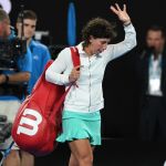 La tenista española Carla Suárez abandona la pista tras ser derrotada por la danesa Caroline Wozniacki durante su encuentro de cuartos de final del Abierto de Australia, celebrado en Melbourne