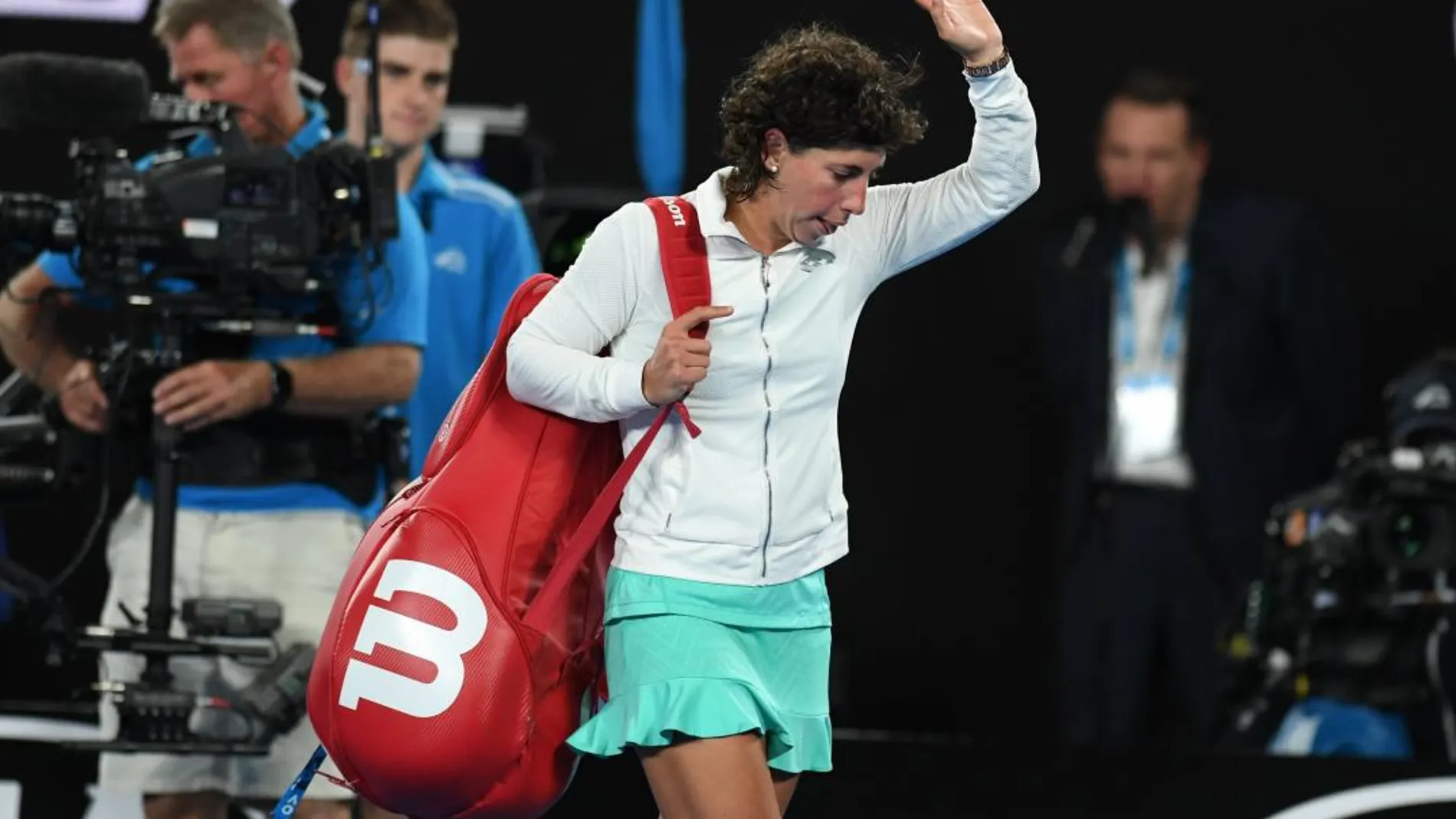 La tenista española Carla Suárez abandona la pista tras ser derrotada por la danesa Caroline Wozniacki durante su encuentro de cuartos de final del Abierto de Australia, celebrado en Melbourne