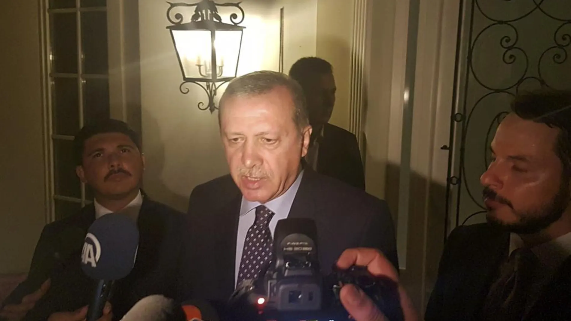 Viceprimer ministro dice que Erdogan está volando a Estambul