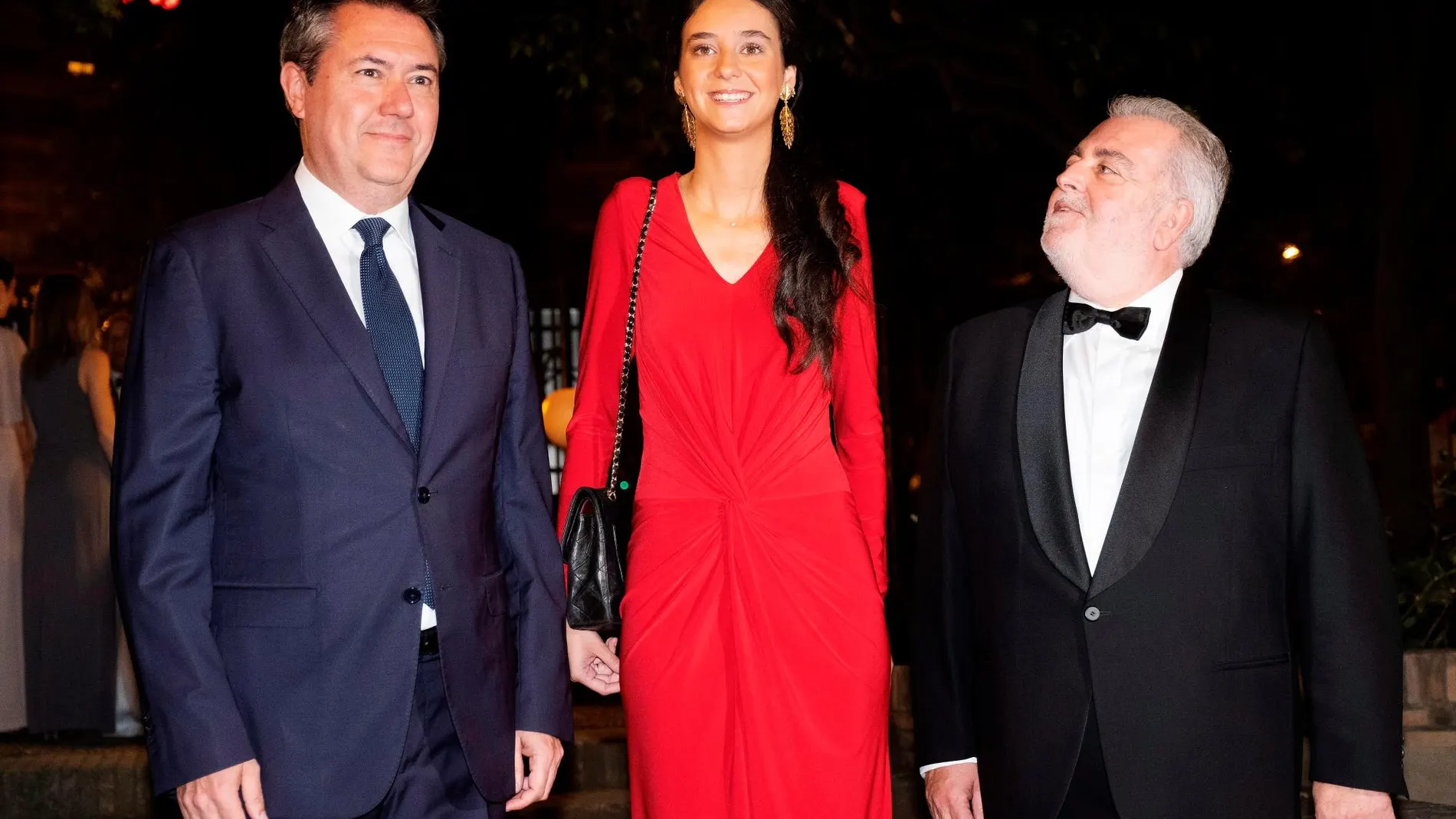 La Madrina de Honor Victoria Federica de Marichalar y Borbón (c), el alcalde de Sevilla Juan Espadas (i) y el presidente del Real Club de Enganches de Andalucía, Jesús Contreras Ramos