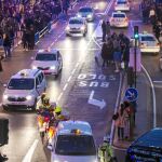 Peatones en zig-zag. Debido a que la ampliación de aceras se ha hecho por tramos para permitir más espacio a las paradas de bus, los peatones se veían obligados a andar en zig-zag provocando pequeños atascos donde las aceras se estrechaban