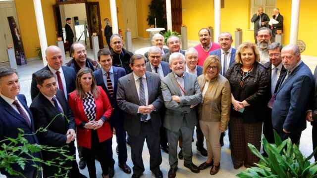 Foto de familia de los participantes en el encuentro, con Francisco Vázquez y César Rico, entre ellos