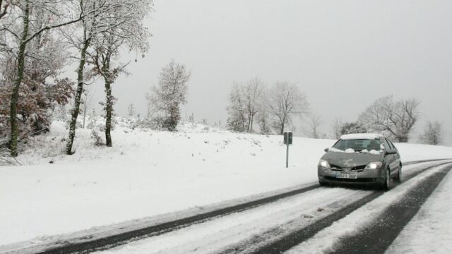 Una carretera leonesa cubierta de nieve