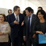 José Luis Rodríguez Zapatero conversa con el presidente de la gestora del PSOE, Javier Fernández, durante el acto de celebración del X aniversario de la Ley de Dependencia
