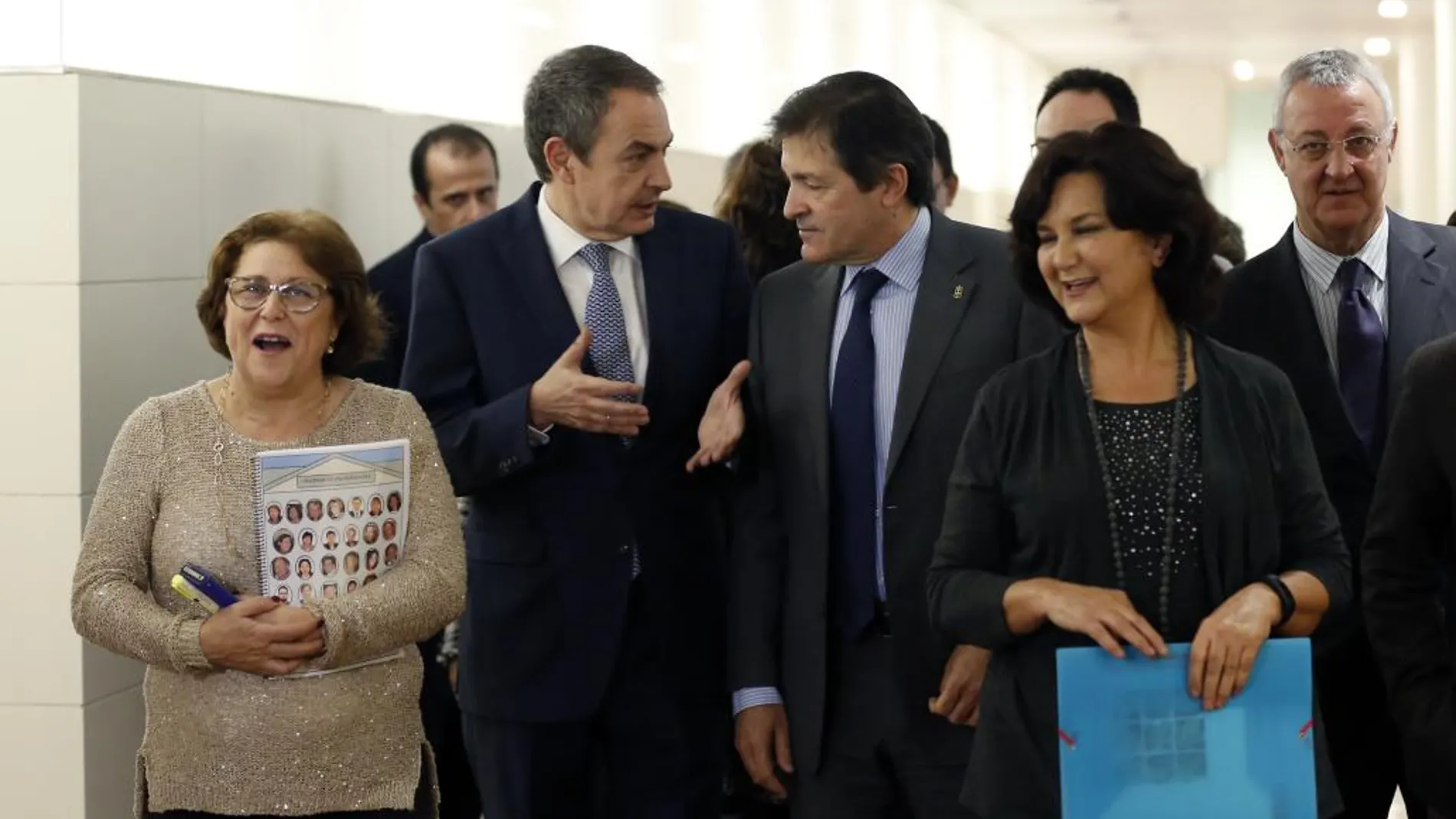 José Luis Rodríguez Zapatero conversa con el presidente de la gestora del PSOE, Javier Fernández, durante el acto de celebración del X aniversario de la Ley de Dependencia