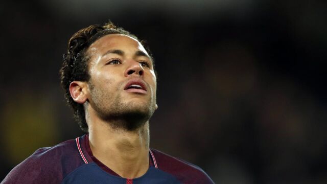 Neymar celebra uno de los cuatro goles que anotó anoche en el 8-0 del PSG al Dijon