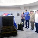 Nicolás Maduro –en la imagen junto a Raúl Castro– visitó ayer Santiago de Cuba para rendir homenaje a Fidel Castro