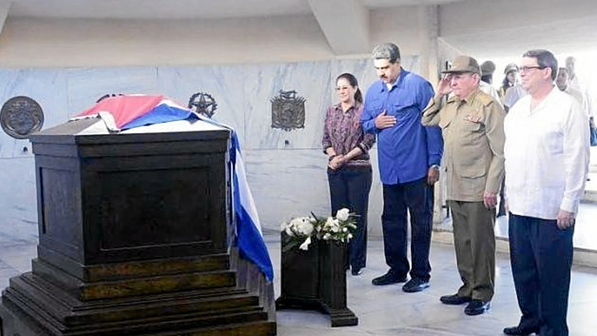 Nicolás Maduro –en la imagen junto a Raúl Castro– visitó ayer Santiago de Cuba para rendir homenaje a Fidel Castro
