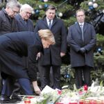 Homenaje a las víctimas. Angela Merkel, junto a los ministros del Interior y Exteriores y el alcalde de Berlín, deposita, ayer, flores en el lugar donde ocurrió el atentado