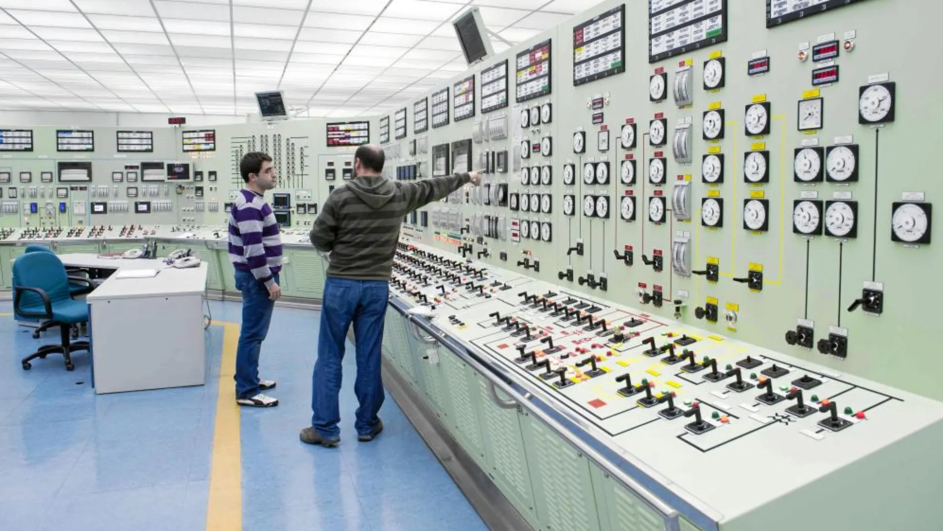 Dos trabajadores en el interior de la central nuclear de Santa María de Garoña