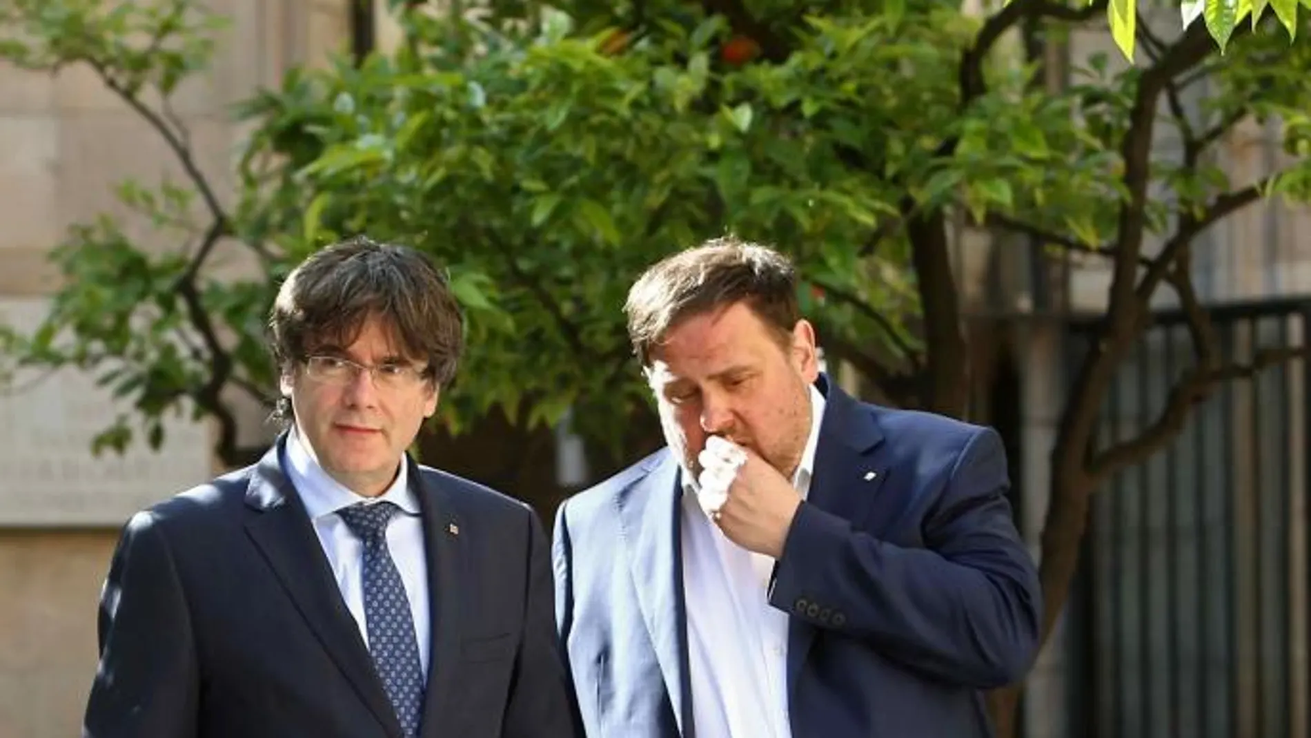 El ex presidente de la Generalitat, Carles Puigdemont (i) y el ex vicepresidente del Govern y conseller de Economía, Oriol Junqueras, en una imagen de archivo