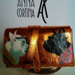 Regalos originales para el día del amor: Un bolso pintado a mano y una joya con mensaje