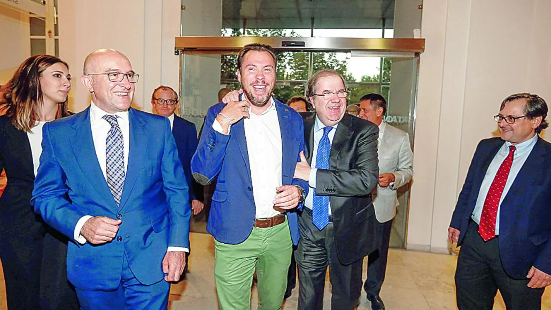 Herrera bromea con Óscar Puente a su llegada al Patio Herreriano junto a Jesús Julio Carnero y Francisco Marhuenda.