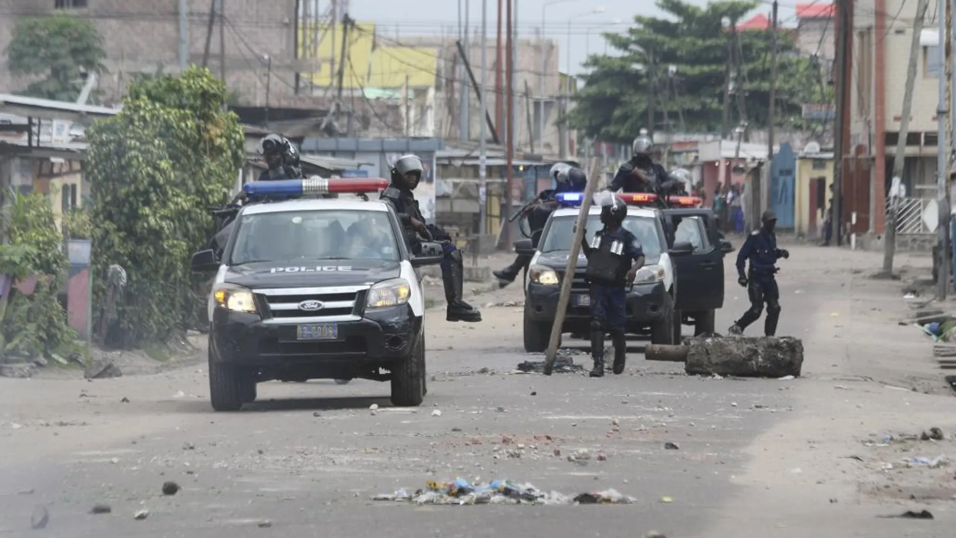 Varios policías bloquean una calle de Kinshasa durante una manifestación contra el presidente Kabila