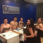 Varios comensales posan desnudos en el restaurante O'Naturel / Facebook