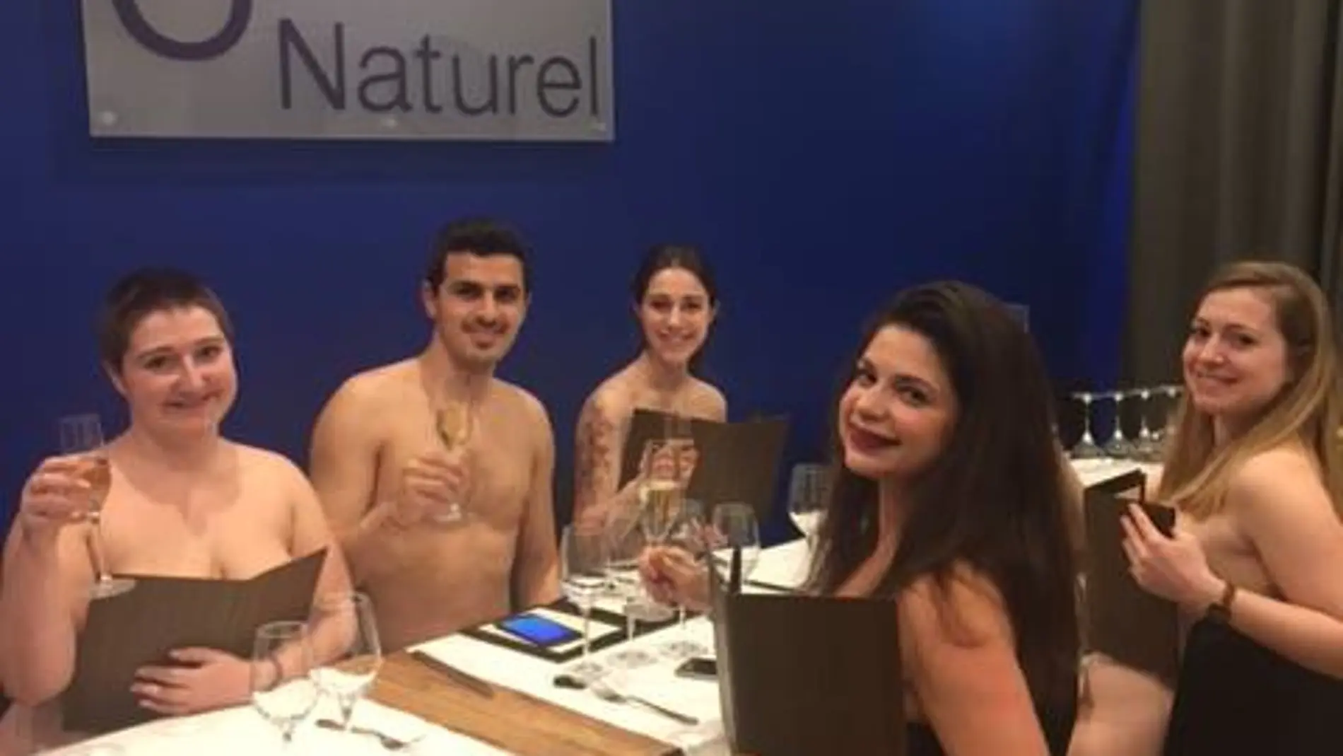 Varios comensales posan desnudos en el restaurante O'Naturel / Facebook