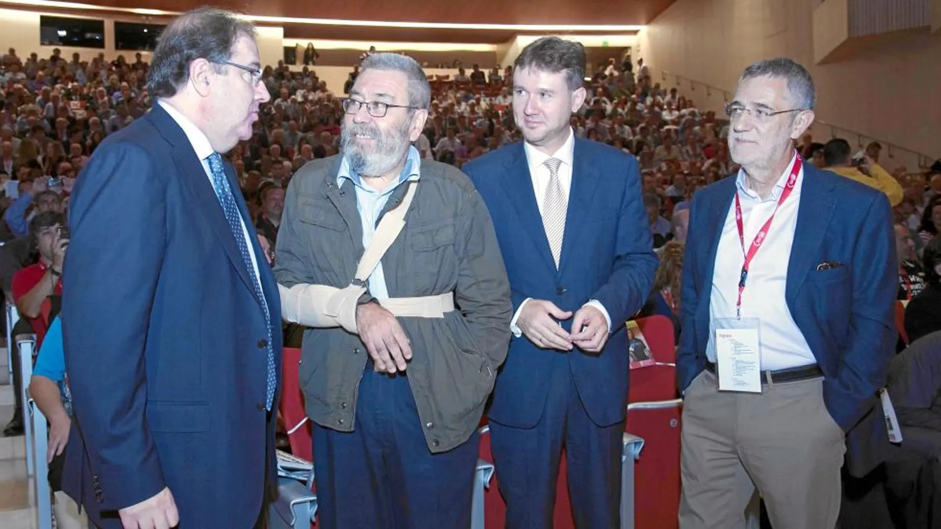 Juan Vicente Herrera dialoga con Cándido Méndez, Javier Lacalle y Agustín Prieto, en el encuentro de UGT celebrado en Burgos