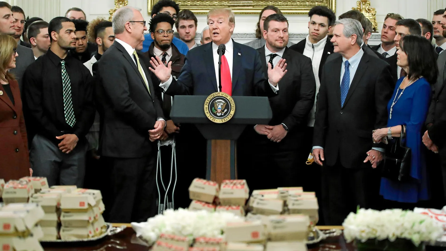 El presidente Donald Trump recibió ayer en la Casa Blanca a los Bison de Dakota del Norte, campeones de la liga de fútbol americano