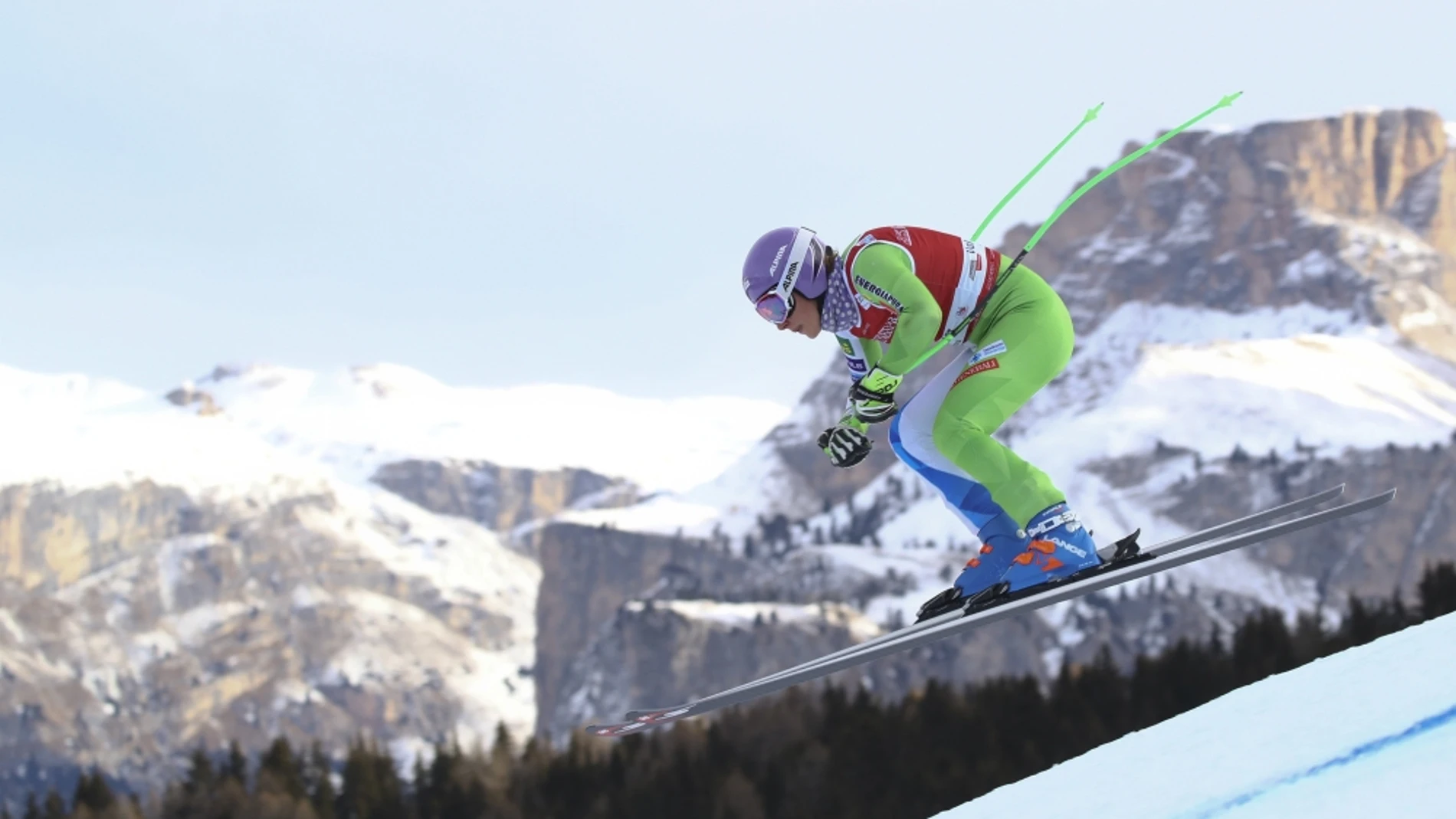 La eslovaca Ilka Stuhec “volando” en la prueba de descenso celebrada en Val Gardena