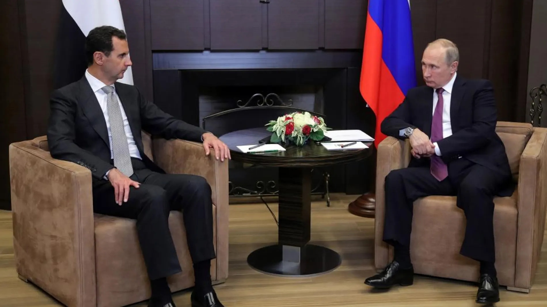 El presidente ruso, Vladimir Putin (d), se reúne con su homólogo sirio, Bachar Al Asad (i), en el balneario ruso a orillas del Mar Negro en Sochi (Rusia) ayer